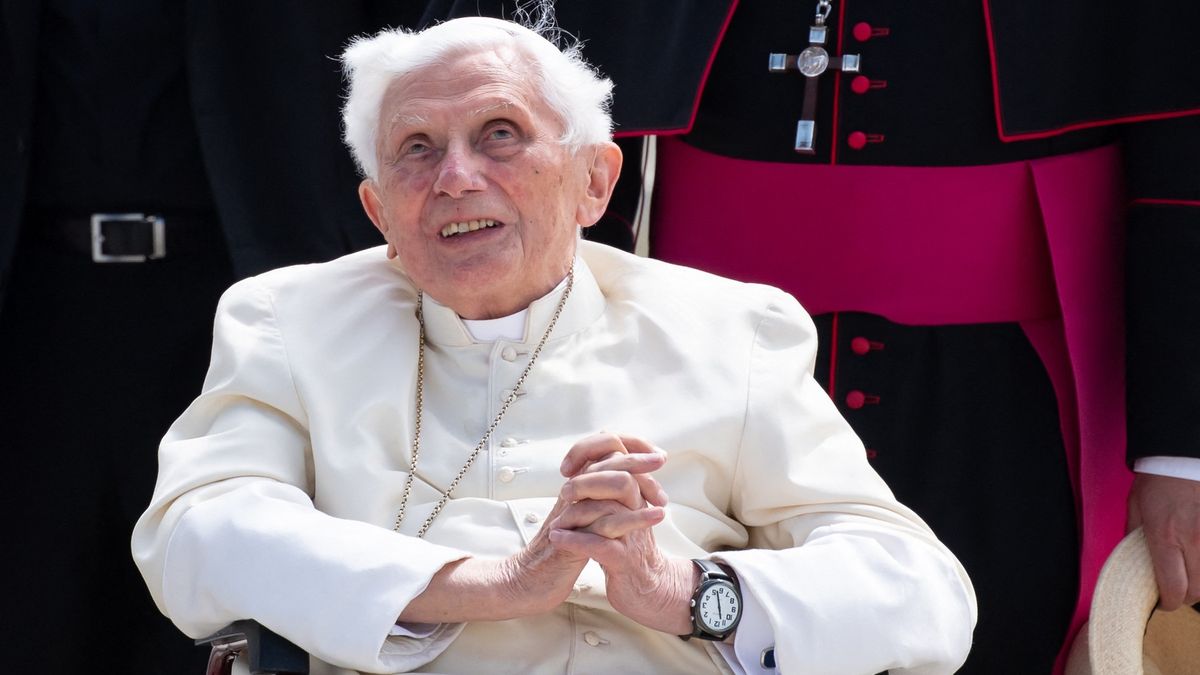 Emeritní papež Benedikt XVI. přehlížel sexuální zneužívání, tvrdí zpráva